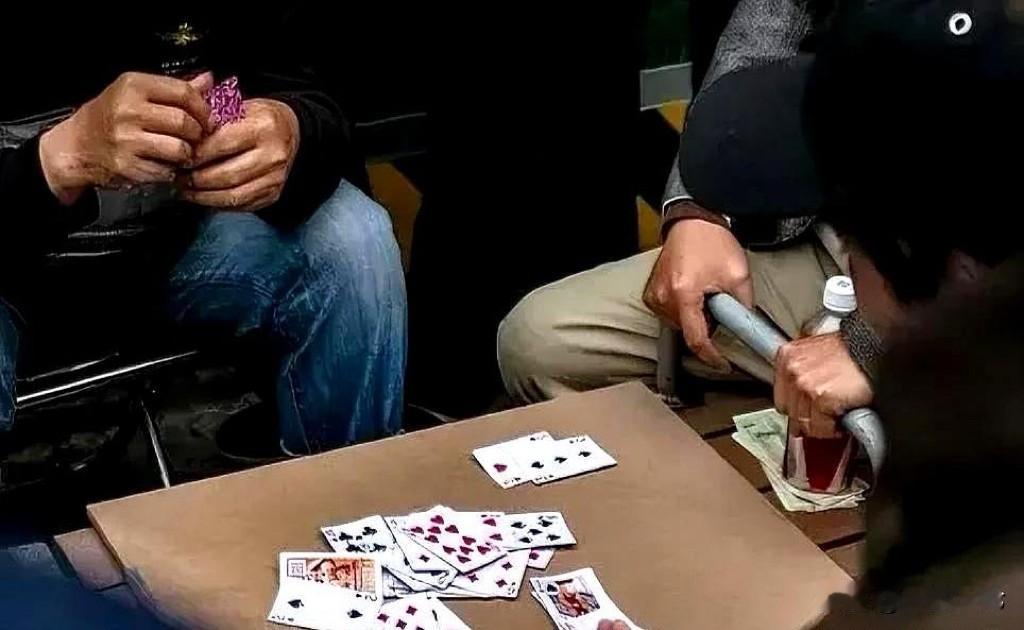 湖南长沙，男子家老房子拆迁，亲戚得知他拿到几百万后，眼红得不行，开始频频叫男子出