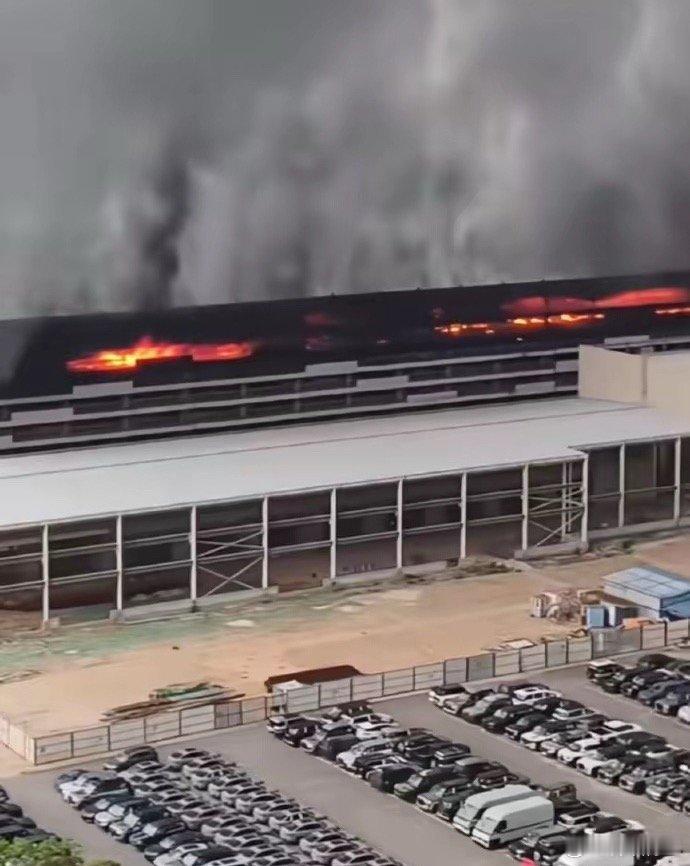 官方通报深圳比亚迪火灾突发！深圳比亚迪工厂凌晨起火，浓烟滚滚！官方通报：