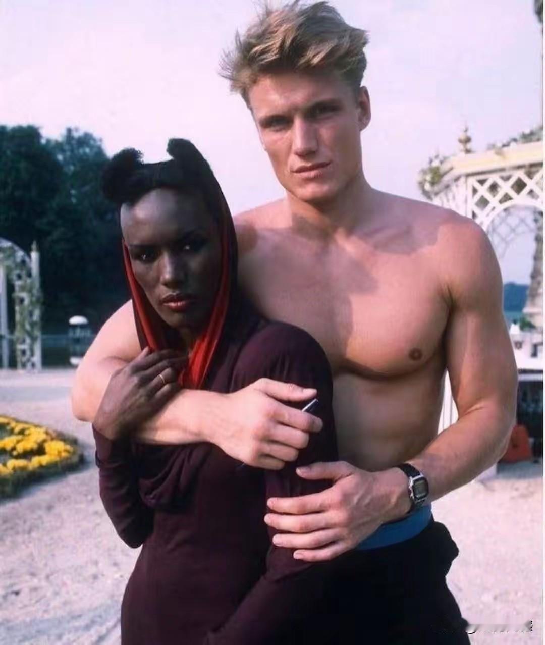 小伙很帅气，女子也很有气质，两个人在一起，给人的感觉也不错，婚姻这个东西，有时候