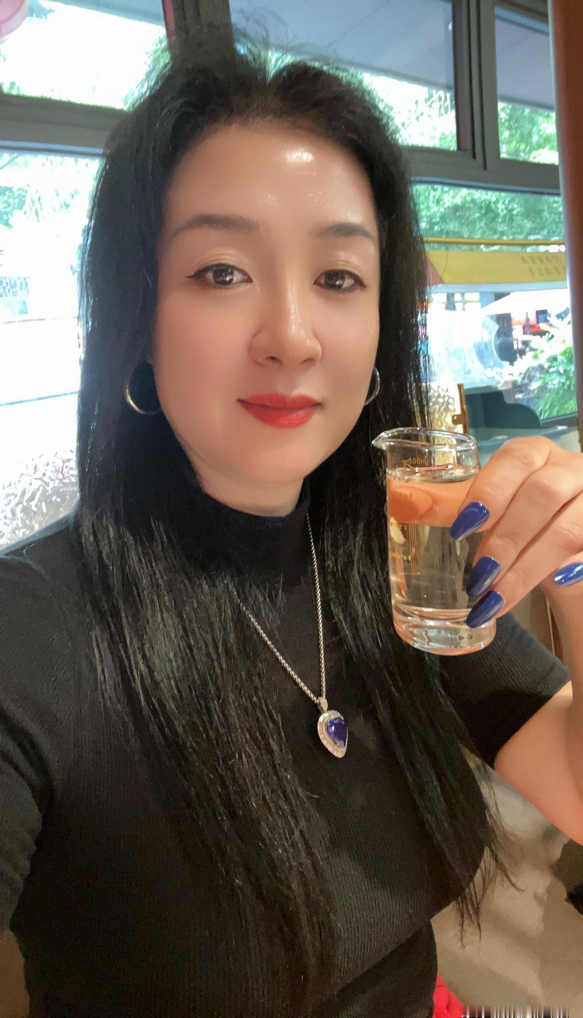 朋友一坐，牌一甩，酒杯一碰，掼蛋这事儿就热了。不是赌钱，是斗脑子。江苏人玩出