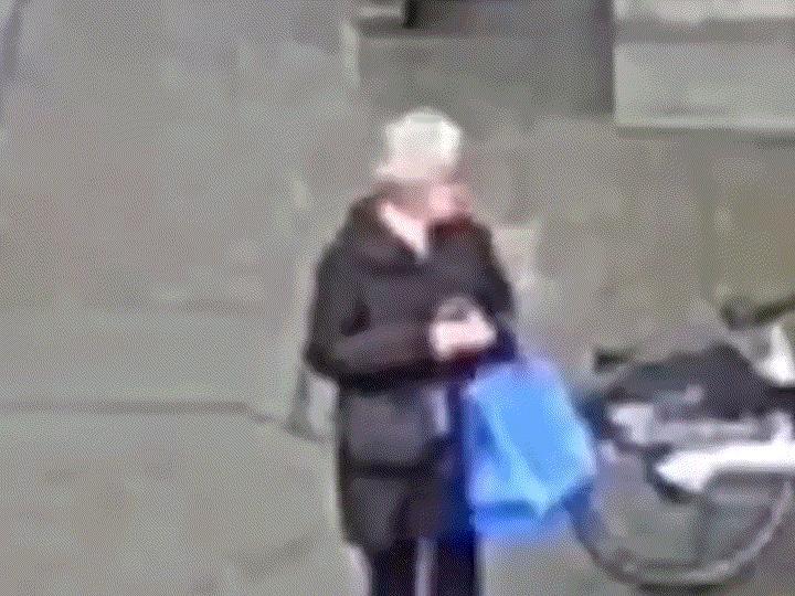 骇人听闻！75岁美国老妇人遭街头袭击，眼球当场被击碎近日，多家美媒都报道了一