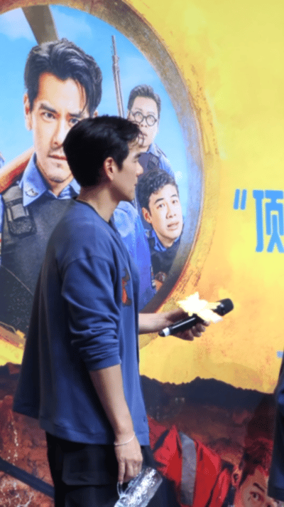 彭于晏随时准备递话筒《爆水管》首映礼上，彭于晏递话筒的举动太戳人！全程专注不抢