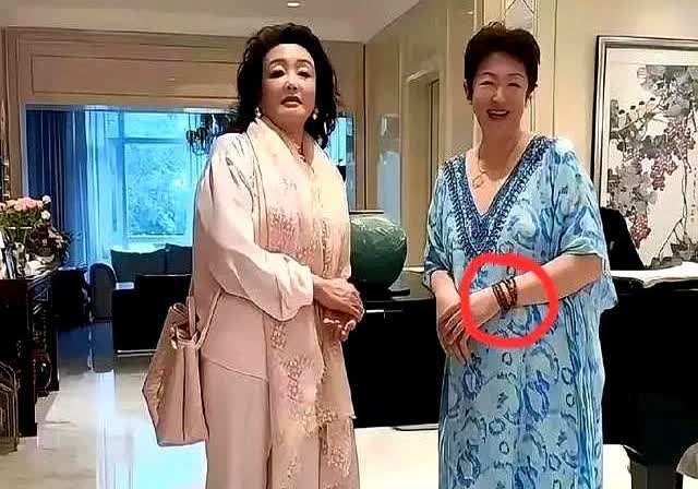 张兰这次操作，真叫人惊掉下巴！端午节那天，从国外回北京，既没回自己家，也没去