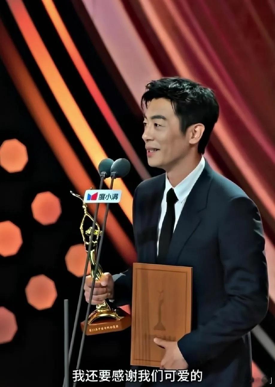 1.朱亚文之前有点狂妄了，说话也不考虑场合，得罪好几个圈子后，事业停摆，现在学乖了。2.小沈阳和沈春