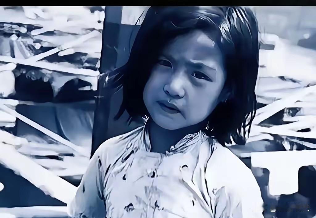 1937年，一个小姑娘落到了鬼子手里，鬼子急不可耐地就要霸王硬上弓，谁知，小姑娘