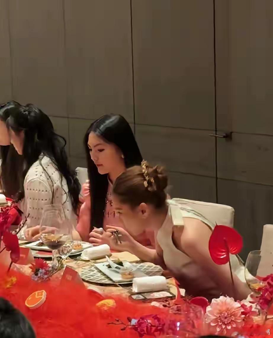 有钱人，真的太矜持了！王诗龄回国这几天，李湘又又带着女儿来参加深圳糖心旦活动晚宴