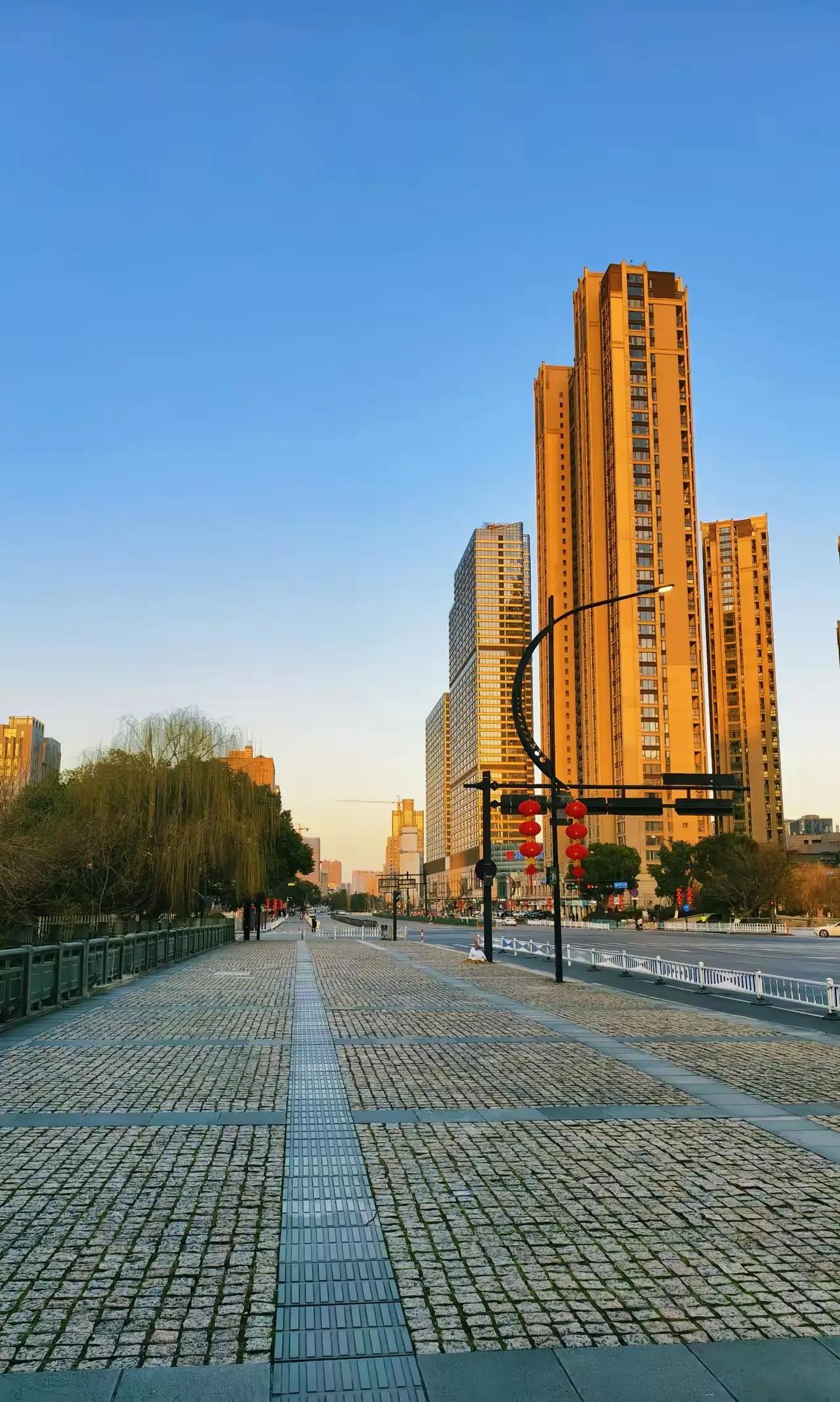 山东39岁大姐清晨扫街，突然听见绿化带里有哼唧声。她扒开冬青丛一看，有个穿校服的