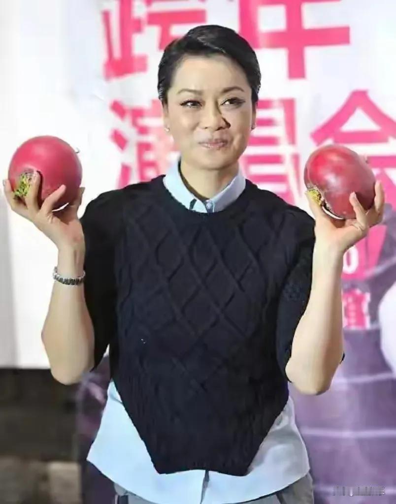 毛阿敏在面对数百亿遗产的巨大诱惑时，展现出了超乎常人的清醒。当旁人还在为那巨额财