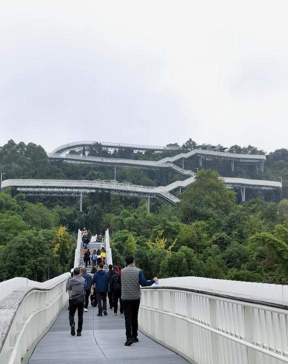 成都周边徒步好去处，龙泉山高空栈道📍导航定位【龙泉山森林绿道高空栈道遇见广场