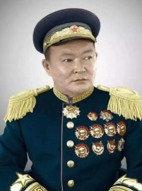 这个胸前挂满勋章的人，蒙古民族视他为民族独立领袖、国父，国人却视他为中华民族的罪