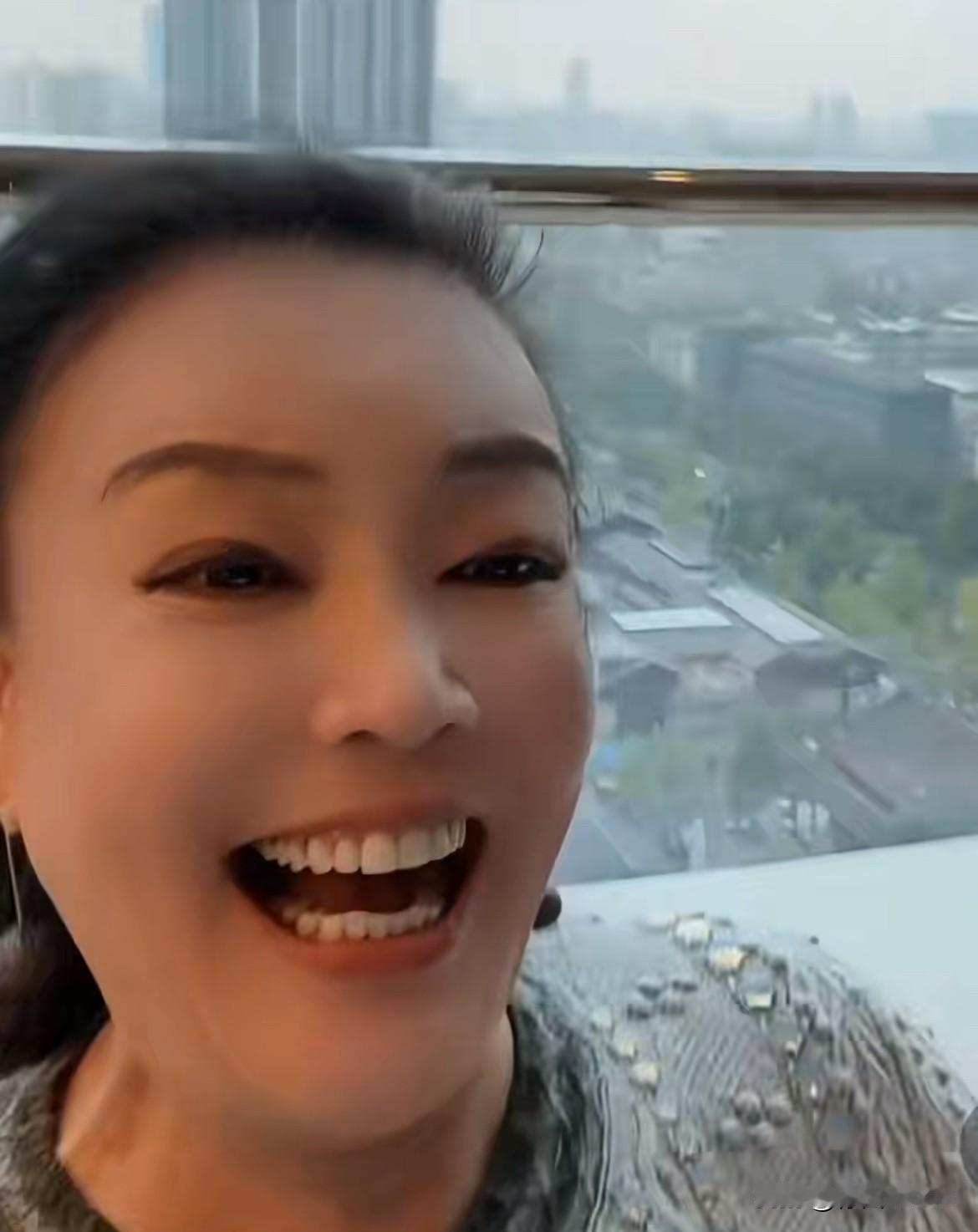 11月4日，张兰乐极生怯，被前儿媳整的条件反射，直播聊天意外曝光小霖霖正脸，随后