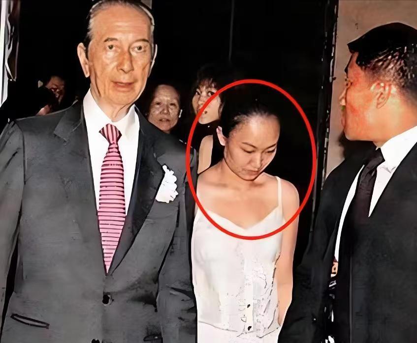 2007年，八十多岁的赌王中风住进医院，几房姨太特意找了个女护士给他擦拭身子，结