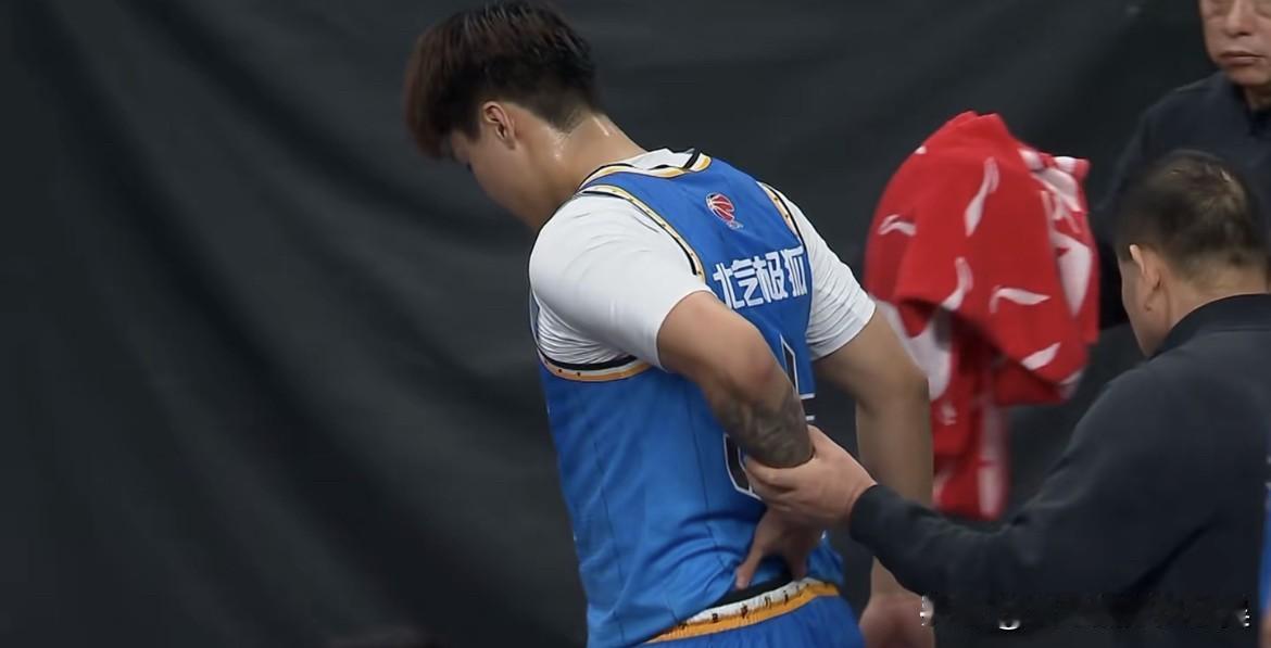 赵睿复出又伤退！北京82-88不敌北控！赛后球迷说道：1.赵睿刚迎来复出，但