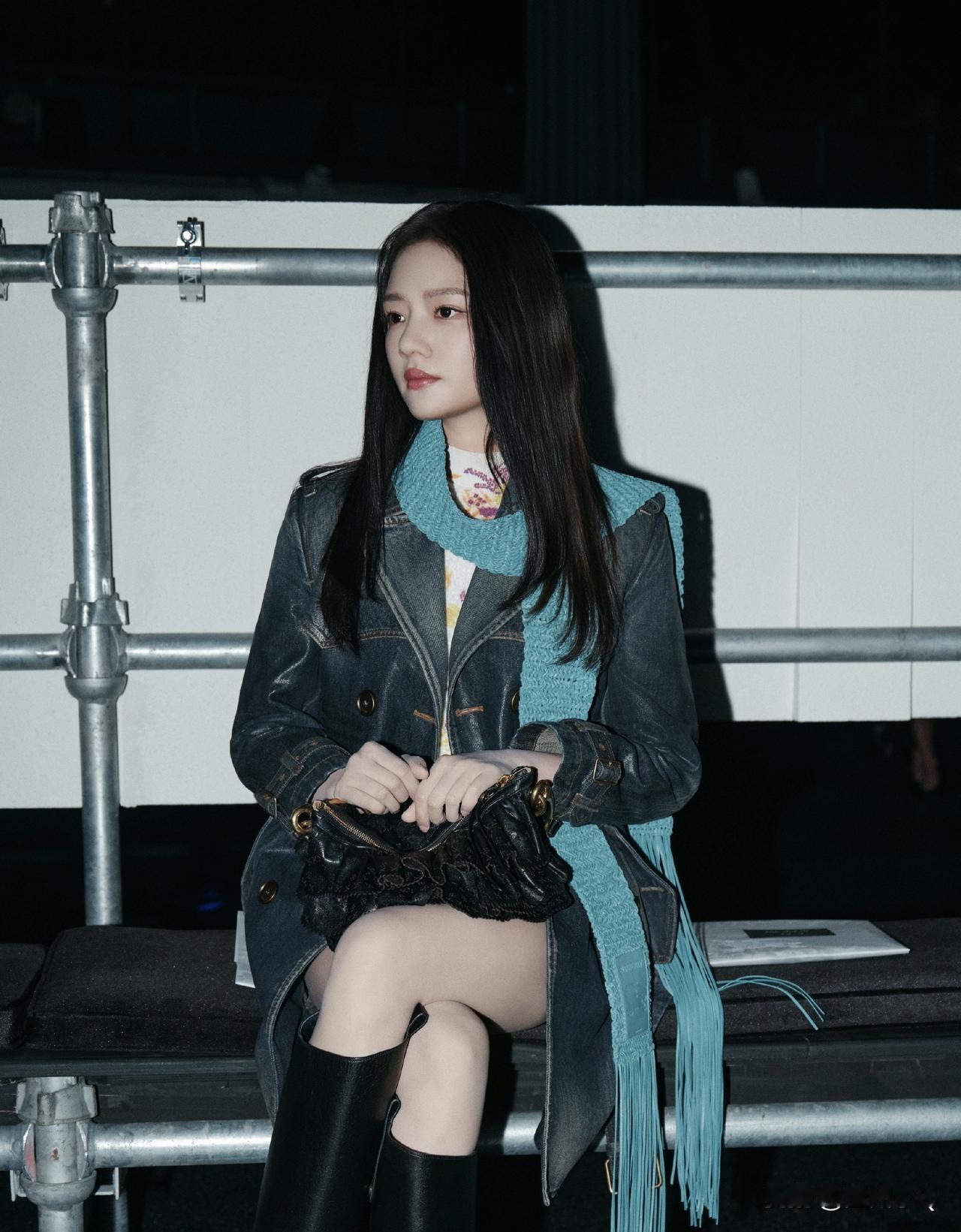 任敏参加伦敦时装周，脖子上的长围巾还挺抢镜，要是不说是来自品牌方，我还以为是妈妈