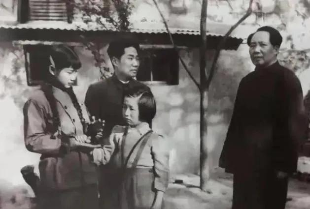 是主席也是父亲，照片是毛主席和毛岸英在一起，定格了主席与毛岸英充满革命理想的温情