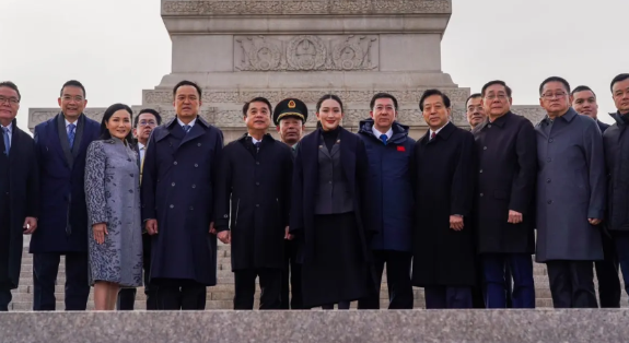 泰国总理佩通坦今年三十多岁，大年初九这天，前往广场，向人民英雄纪念碑敬献花圈。