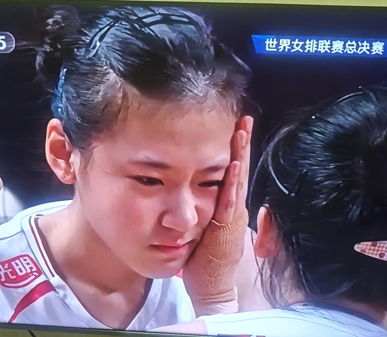 疼死宝宝了昨天，中国女排打美国女排，小将王奥芊第一局就替补登场，并