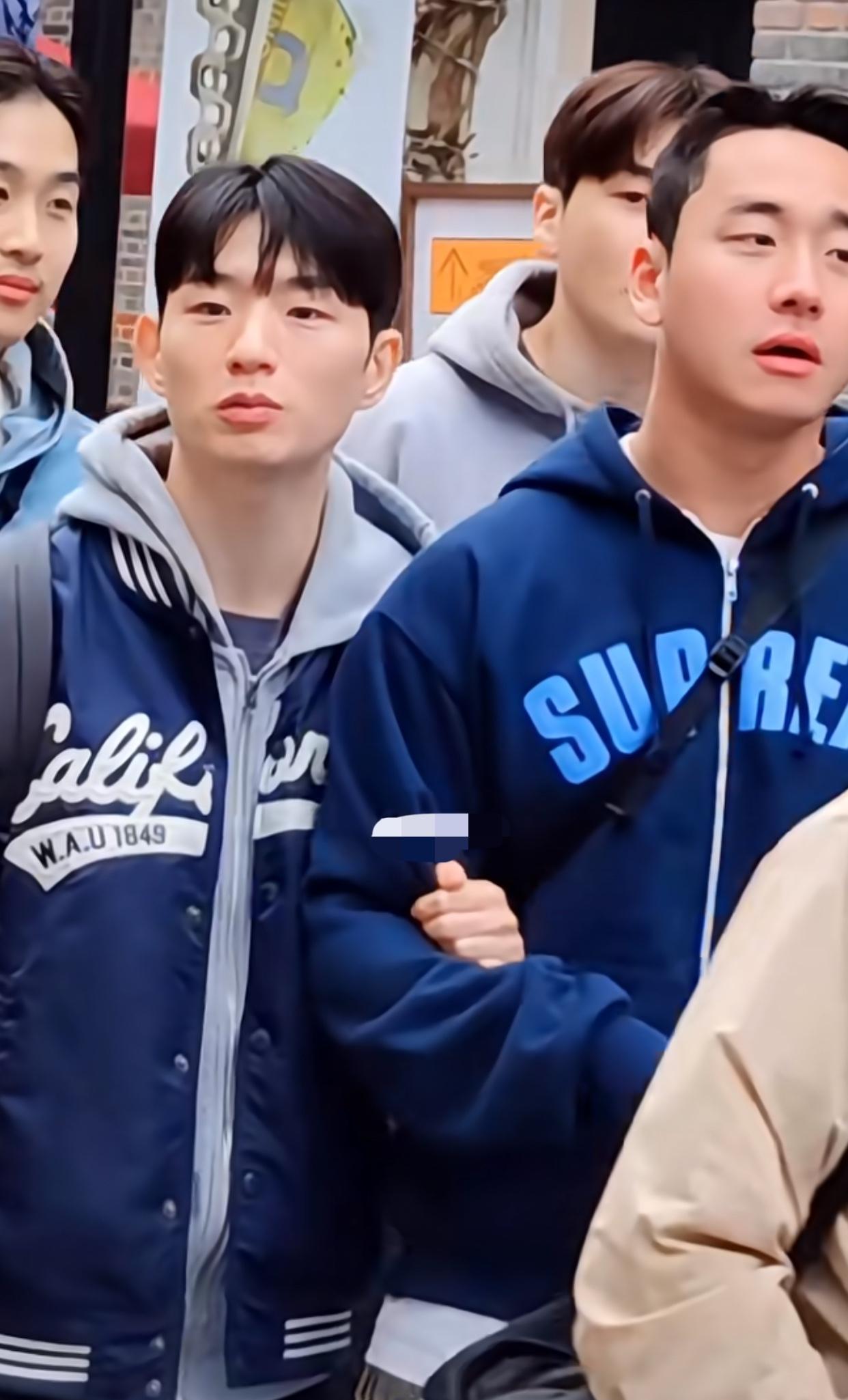 终于知道为什么中国人在人群中一眼就能认出韩国人了看看这几位在上海街头的帅哥，