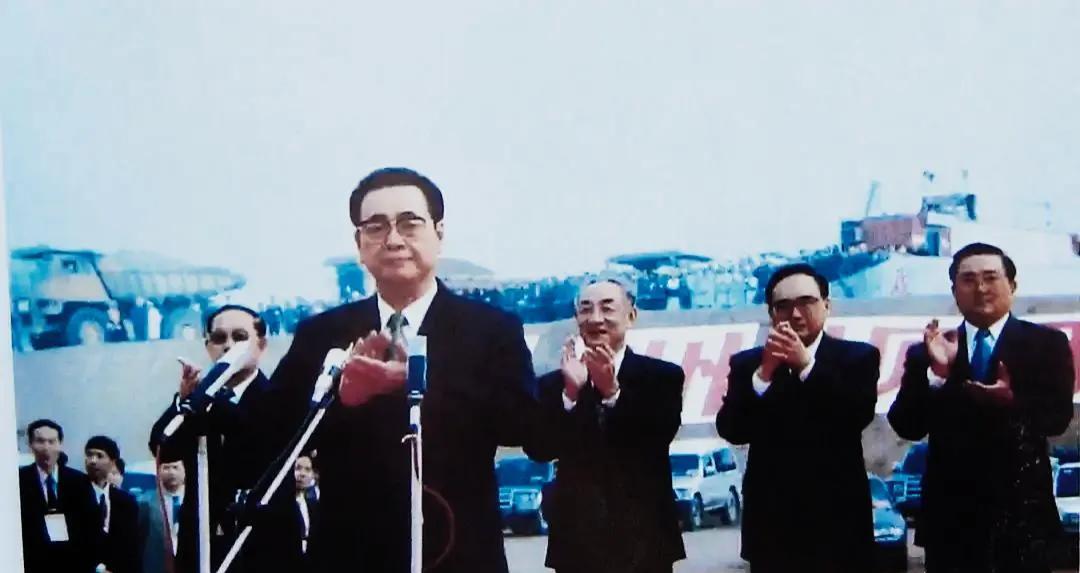1997年11月8日，是三峡工程实施大江截流的重要日子。上午9时，李鹏总理在
