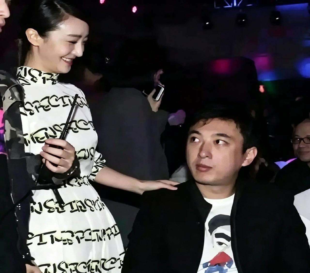 看看这画面，女的笑着主动搭话，王思聪这表情绝了。有时候你以为是去社交，在人家眼里