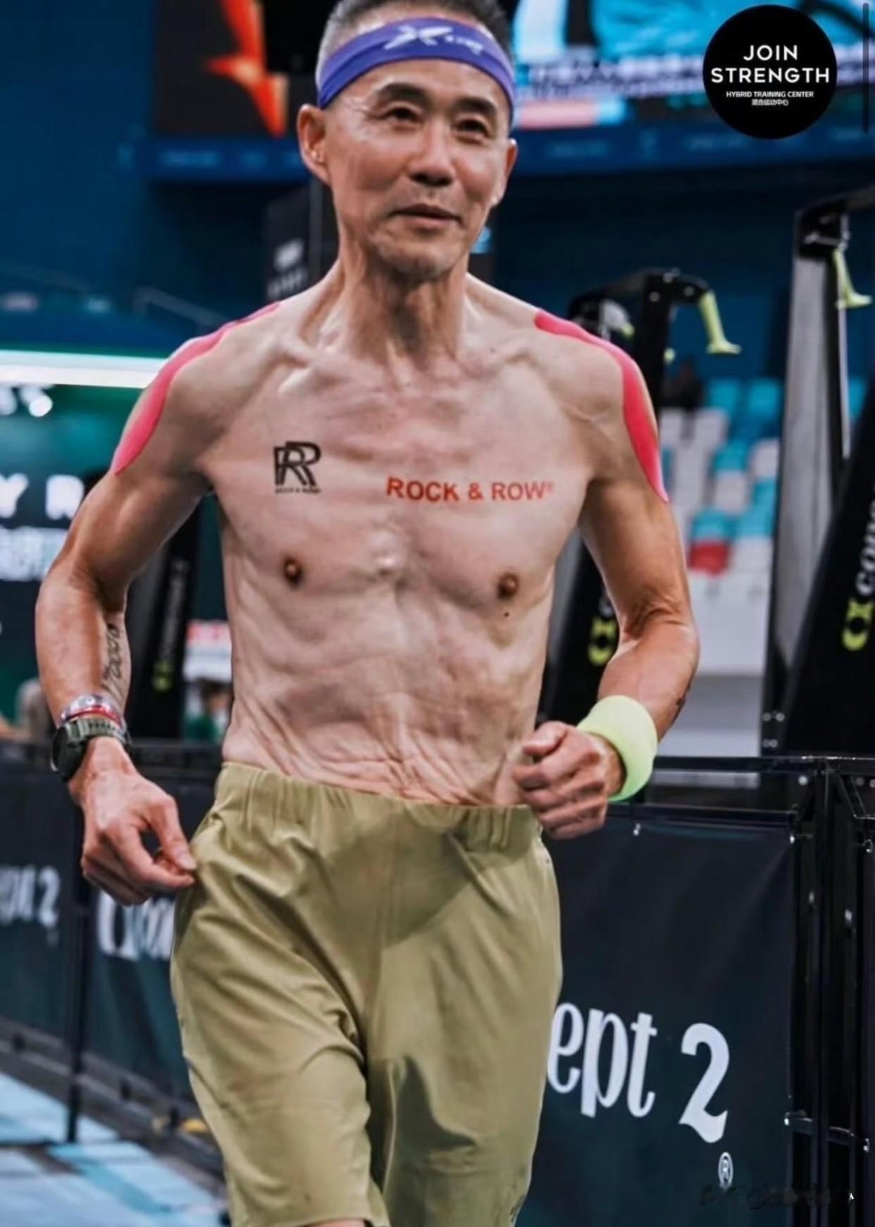 努力很重要但再怎么努力也无法抗衡既有天赋还努力，图一是大家熟悉的老王，今年七十五
