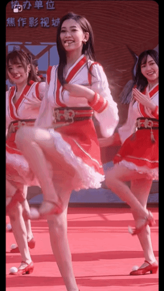 灵动与甜润，一抬足一回眸，都是青春最动人的模样！红绸与白衫交织的舞台上，