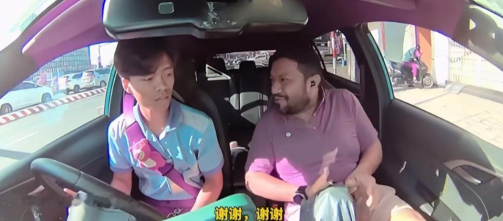 一位越南出租车司机载了一位印度男子，当他把印度男子送到目的地时，印度男子开始感谢