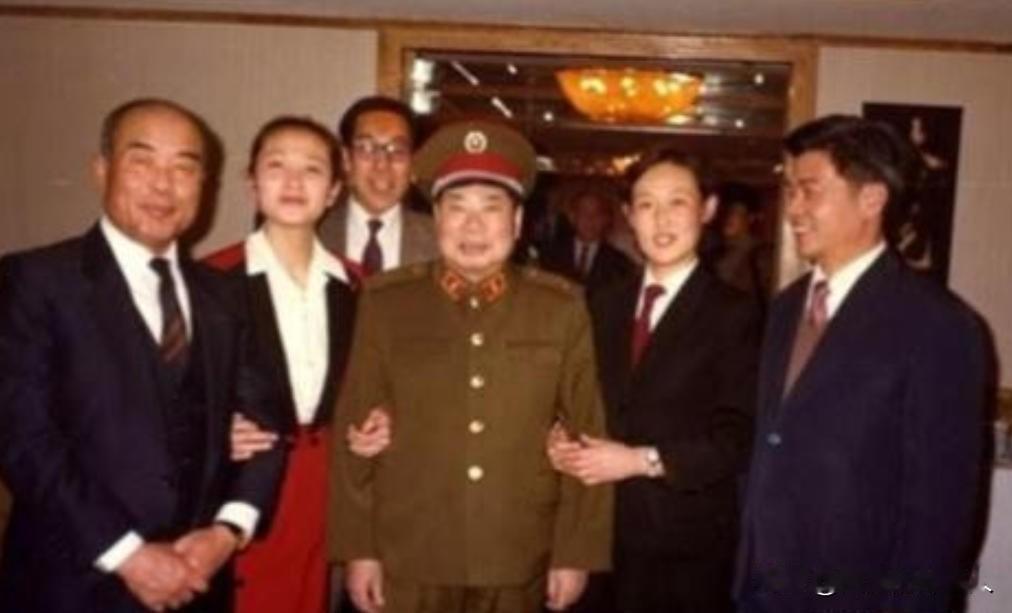 1990年，79岁的杨得志新婚，迎娶了石莉，结婚当晚，杨老将军握着石莉的手，动情