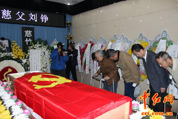 杨振宁遗体送别仪式今天上午，杨振宁先生的遗体告别仪式在全国范围内引发了深切的哀思
