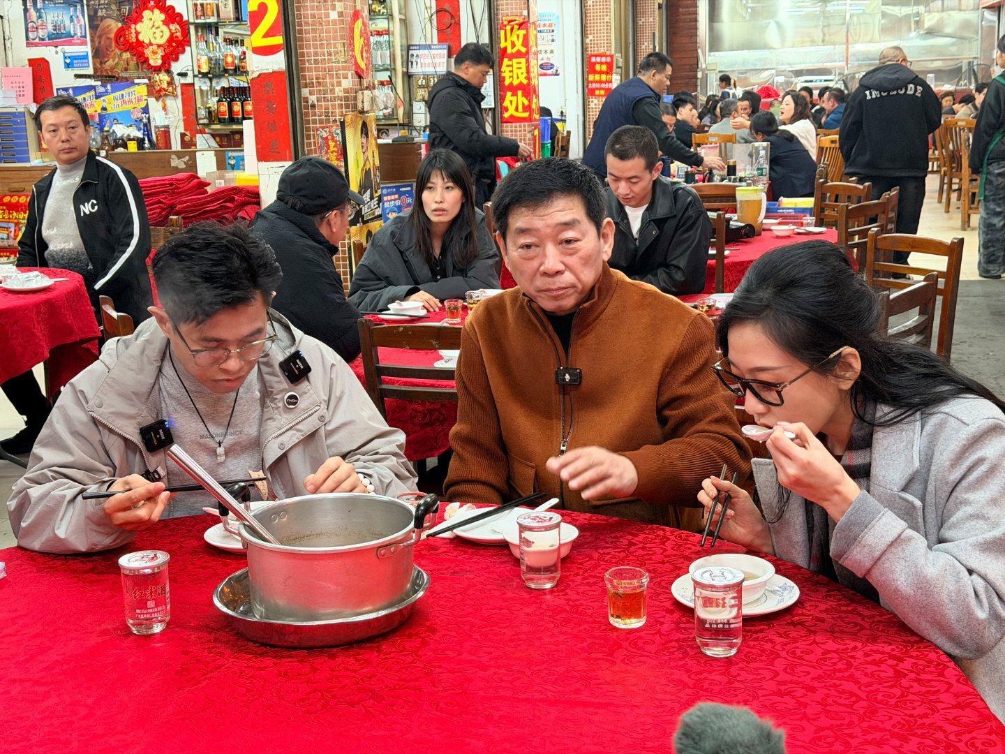 一碗地道广式猪杂粥，让魏建军品味出坚守本味的真谛。在食材档口亲选新鲜猪杂，细品慢