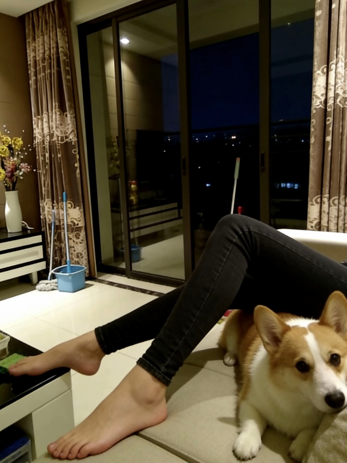 一到周末就想大扫除，收拾一半又累瘫在沙发上，看着半乱不乱的屋子，又懒得动，又看不