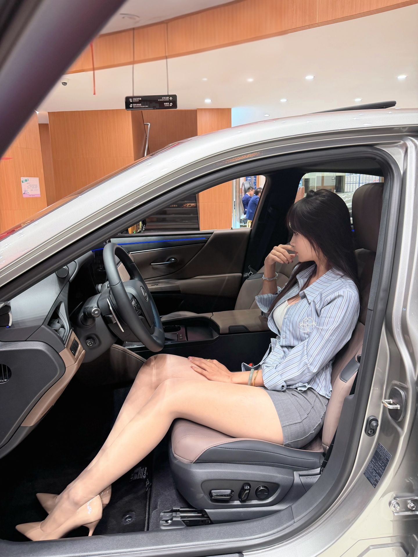 有粉丝求购雷克萨斯ES300h，我有黑色他不要，只要白色