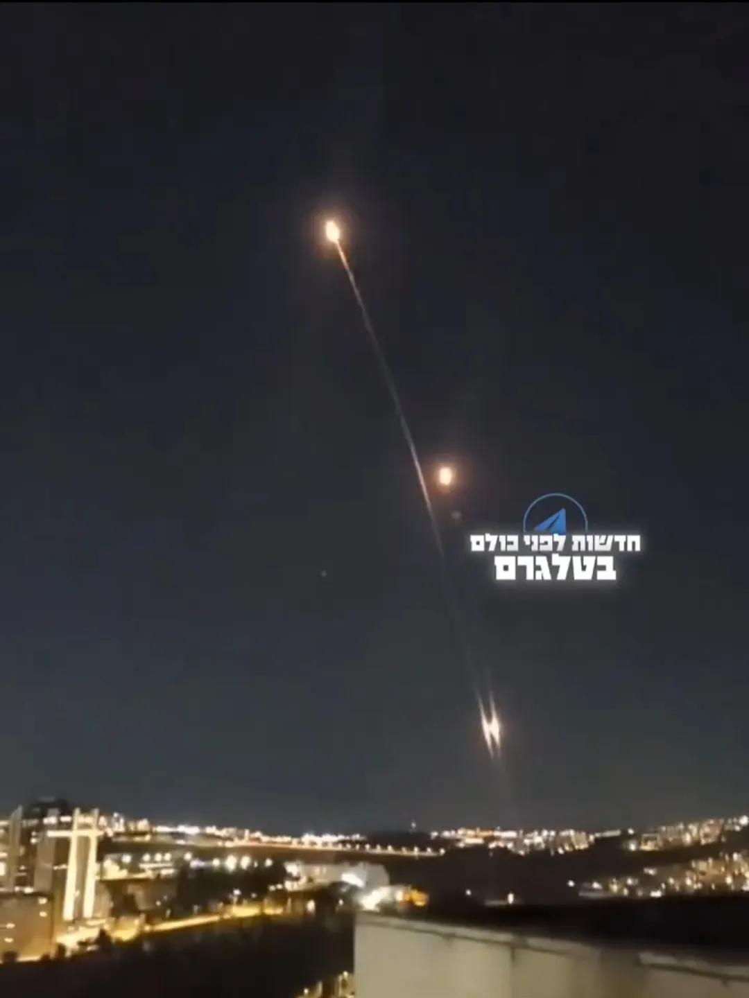 以色列地面防空系统为了拦截一枚伊朗高超声速导弹，拼了命向天上发射拦截弹，但是飞到