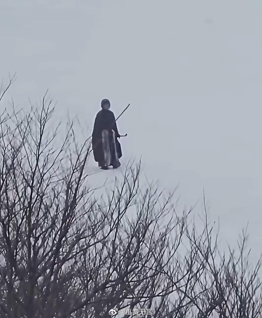 摄影的魅力，远远一看以为是老祖宗回家了。