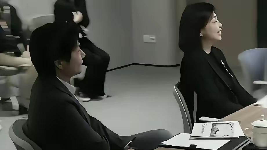 坐在雷军旁边这个人叫张彤，是雷军的妻子。雷军不是高考状元，但是张彤可是实打实的1