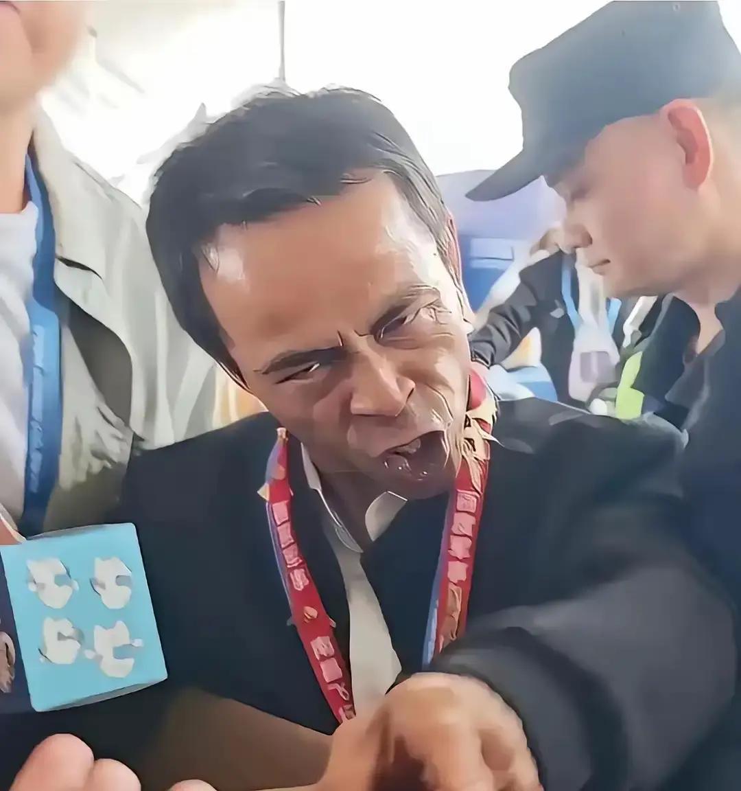 鸡排哥火得突然，凉得更快。说到底，就是急。刚出圈，摊子先铺得比脸还大，巡演、