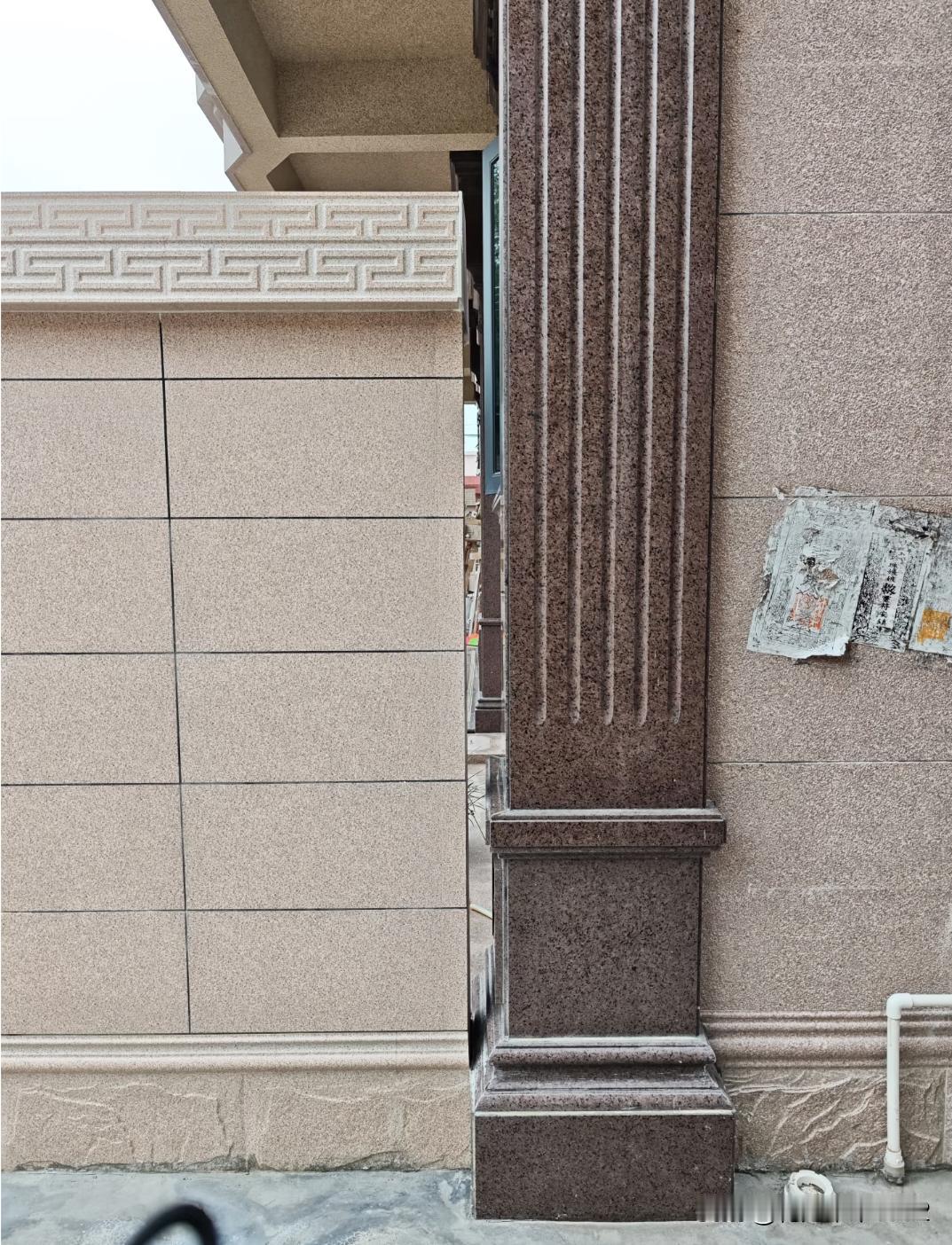 翻新院子的围墙和3层老房外墙的缝隙求助？这种情况，这种缝隙该怎么做比较美观，