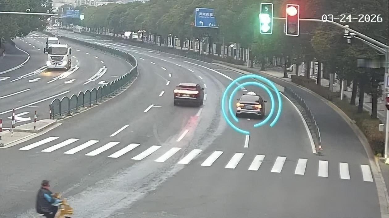 上海一名男子深夜从酒吧出来搭乘出租车，全程醉意浓重陷入昏睡，酒醒后翻看手机账单，