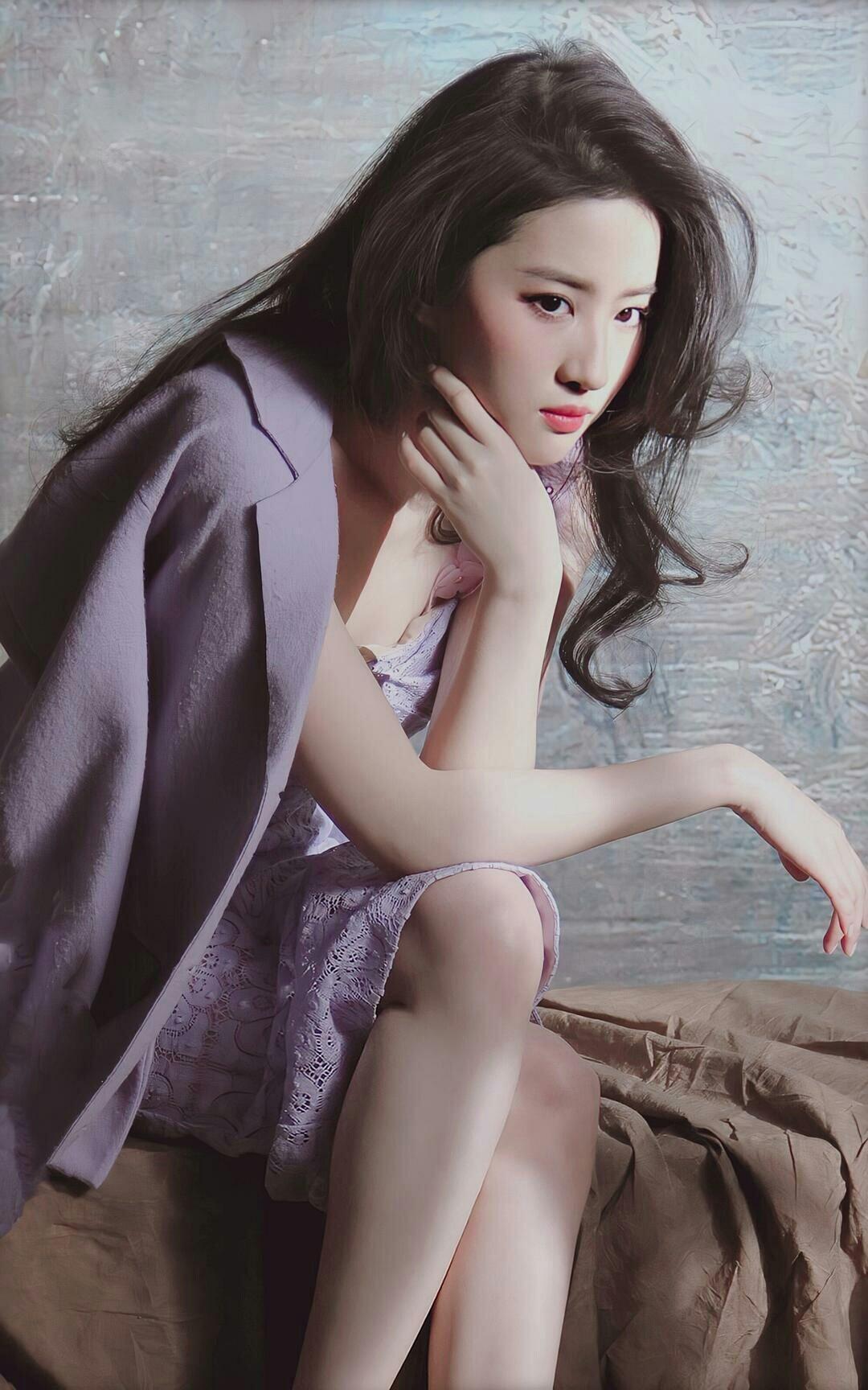 感觉刘亦菲拍这一组写真很勉强，感觉就不像拍硬被拉着拍，是不是有这样的感觉，看看他