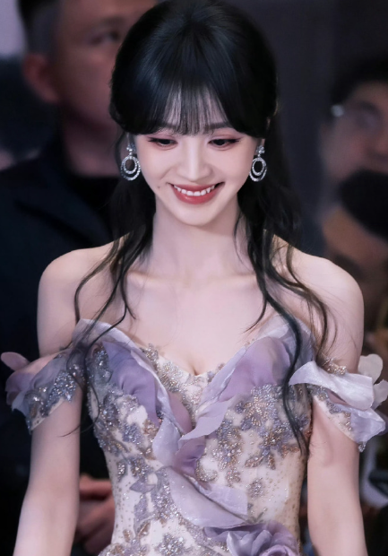 田曦薇紫玫瑰鱼尾裙，此女怎么美成这样！