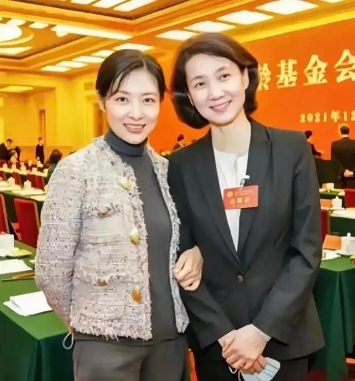央视的两位女主持人的同框，确实没有最美，只有更美。画面看着十分舒服。一位温婉