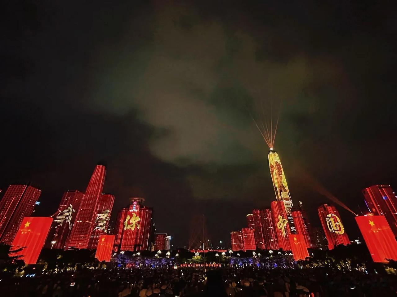 国庆来深圳看灯光秀，氛围感、仪式感拉满。十一假期，深圳湾的灯光秀点亮了国庆夜空，