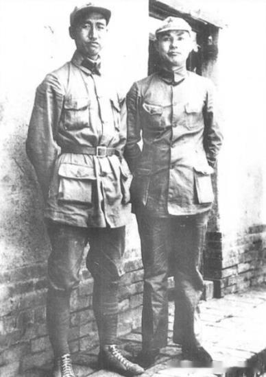 叶剑英(右)和徐向前(左)于1937年在陕北合影。