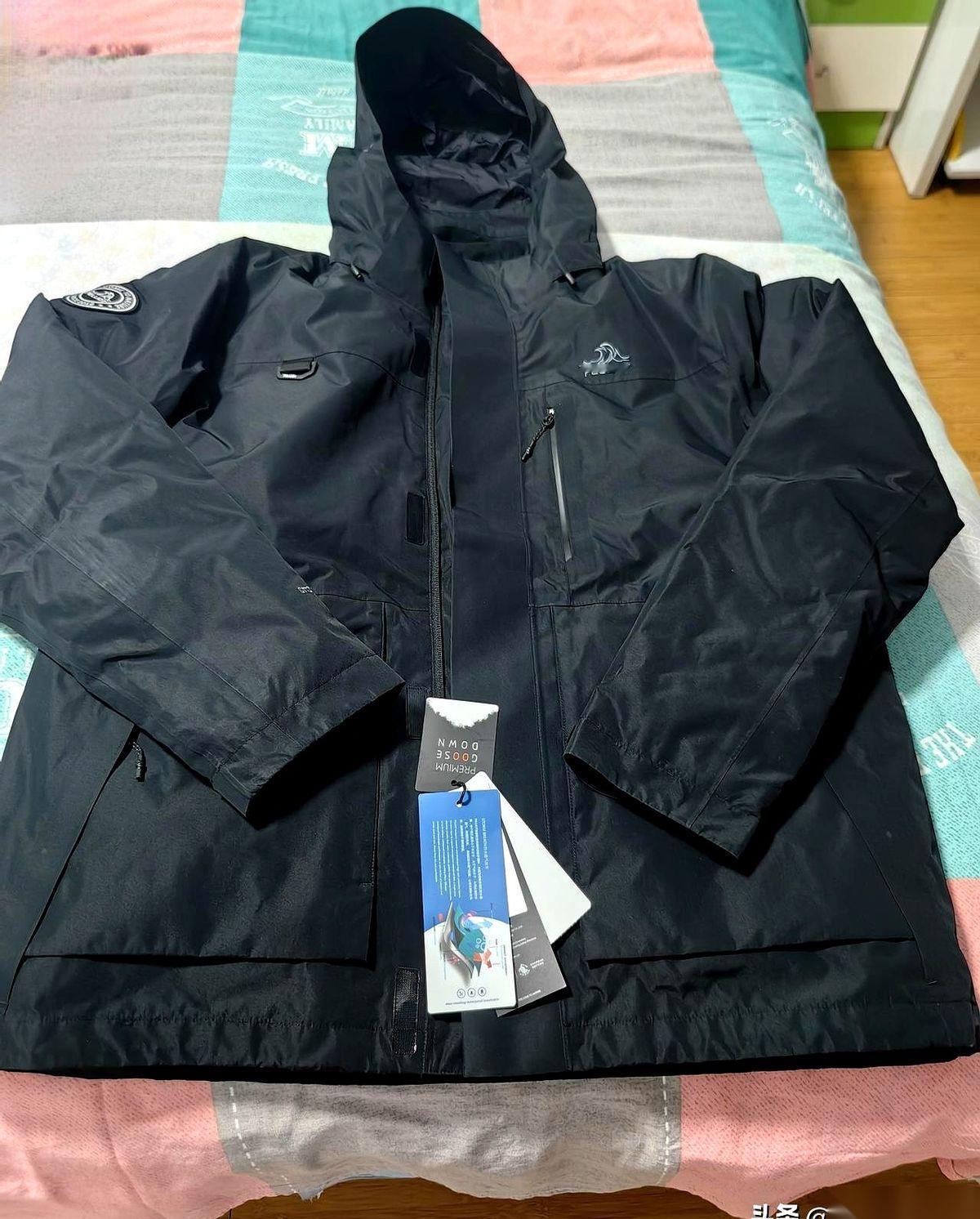 就为了一件冲锋衣，上来就问我：姐，你们单位还招人吗？我当时就愣住了。挂了件单