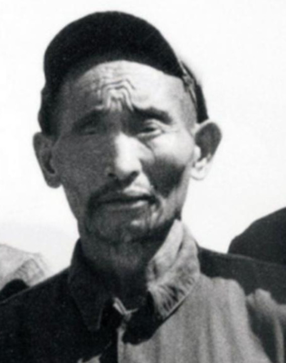 1952年大凉山深处，解放军从奴隶主手中解救出一名双眼溃烂的汉人。当他说出