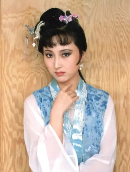 2007年，大年初二陈晓旭的丈夫郝彤，把双方父母叫到家中，跪在地上磕了三个头说：