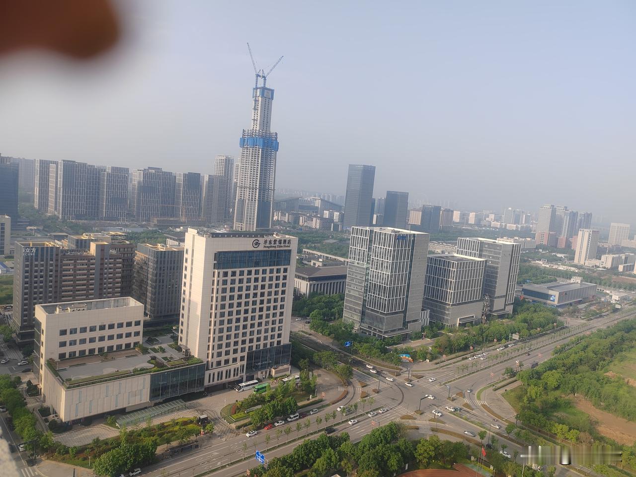 刷了刷最近的社交圈，发现一个挺有意思的现象：曾经动辄飞三亚、挤大理的年轻人，这会