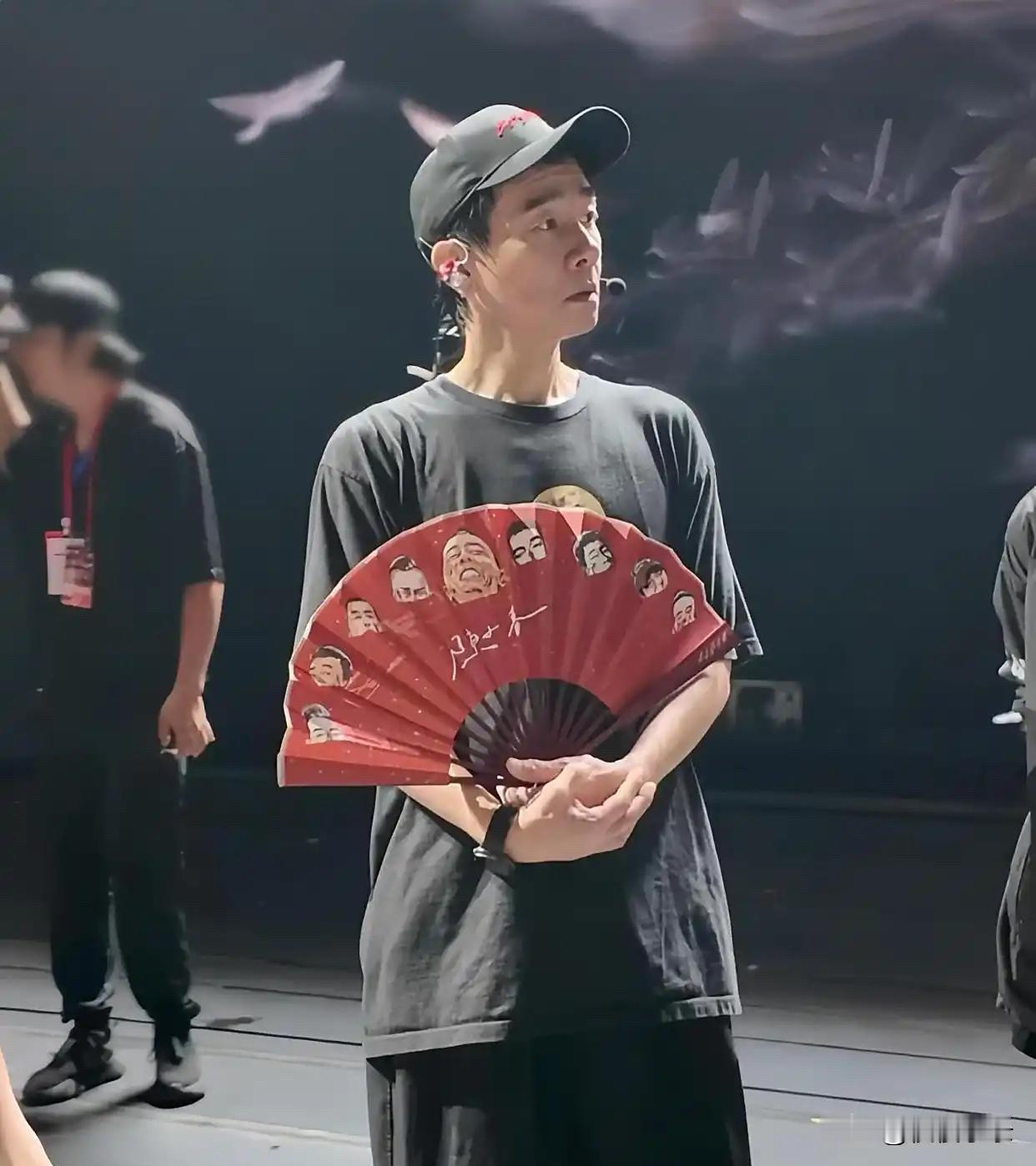 58岁陈小春瘦到认不出，画面让人心疼，岁月对硬汉下手太狠…[灵光一闪