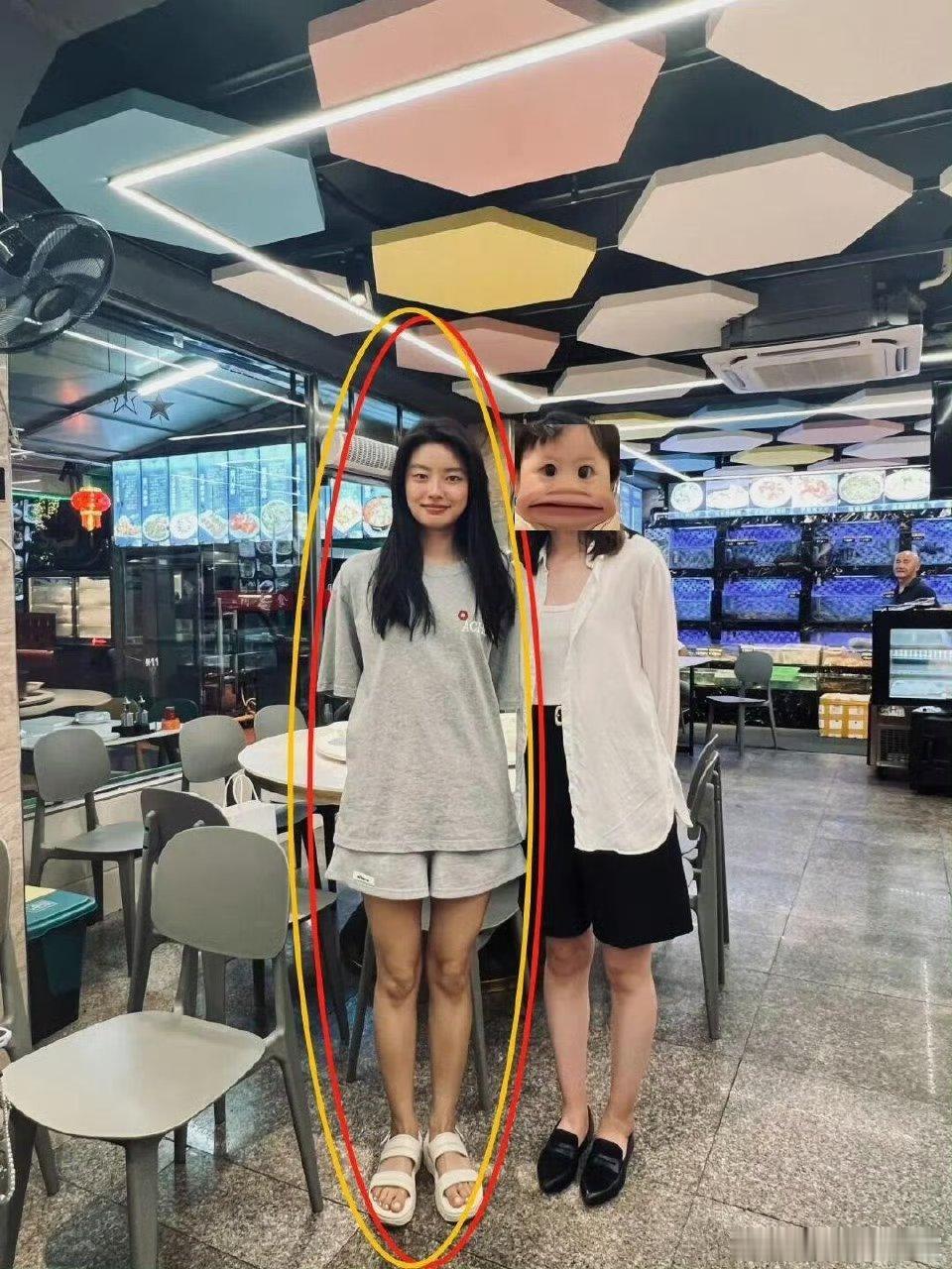 天塌了.....徐若晗这路人视角😉救命！徐若晗的身材真好呀？亲眼见到要比照片上