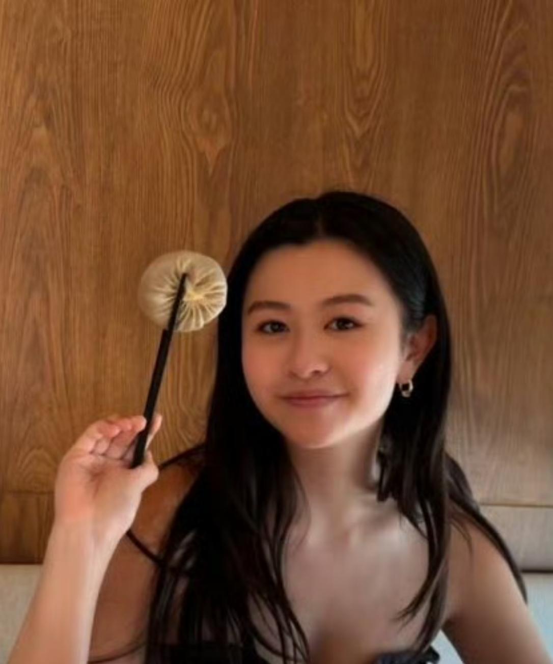 #邱淑贞二女儿晒照#邱淑贞二女儿沈日晒出个人美照，身穿简约细肩带上衣，肌肤，长